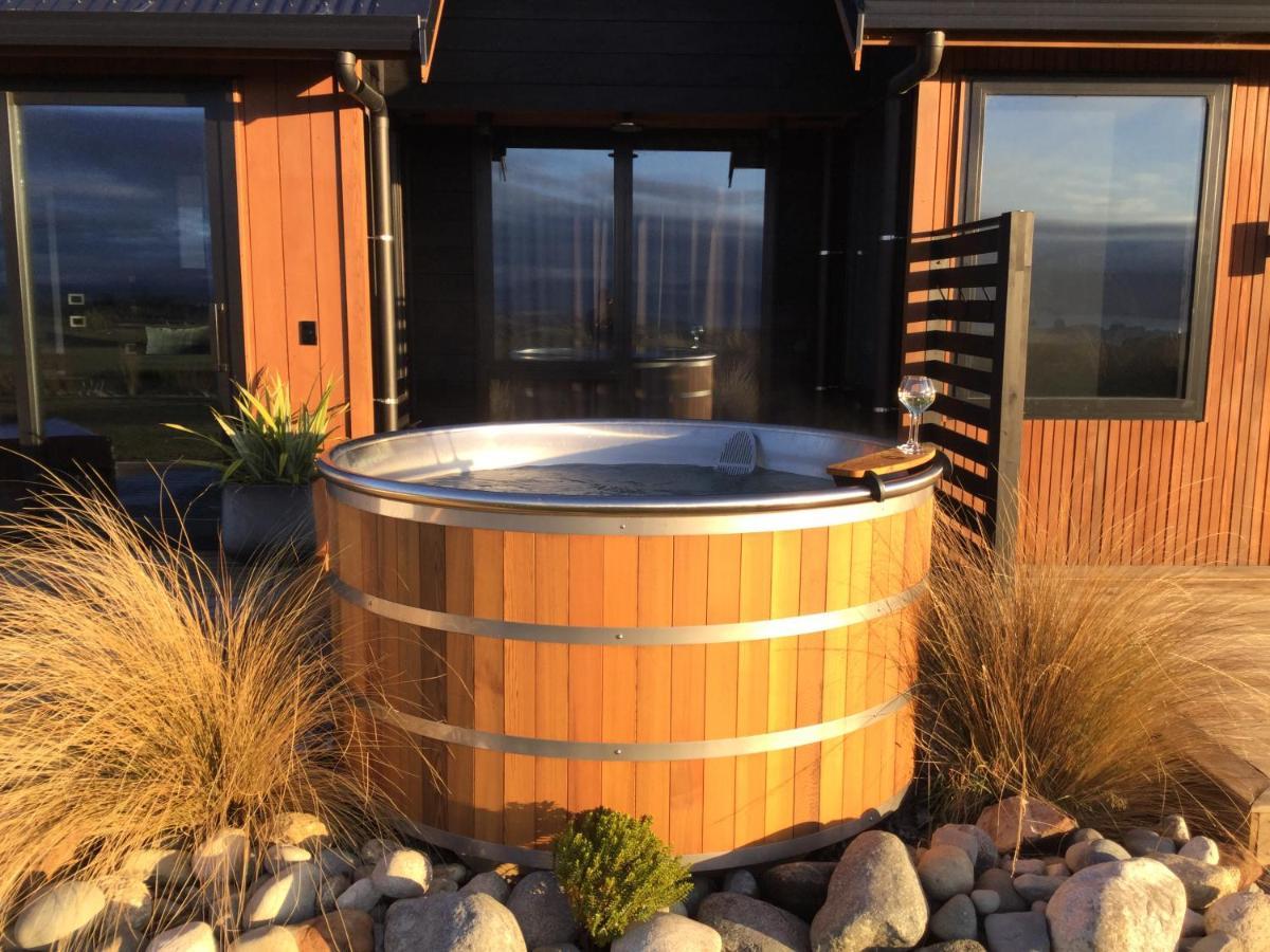 Fiordland Eco-Retreat -- Panoramic Views -- Hot Tub Villa เทอาเนา ภายนอก รูปภาพ