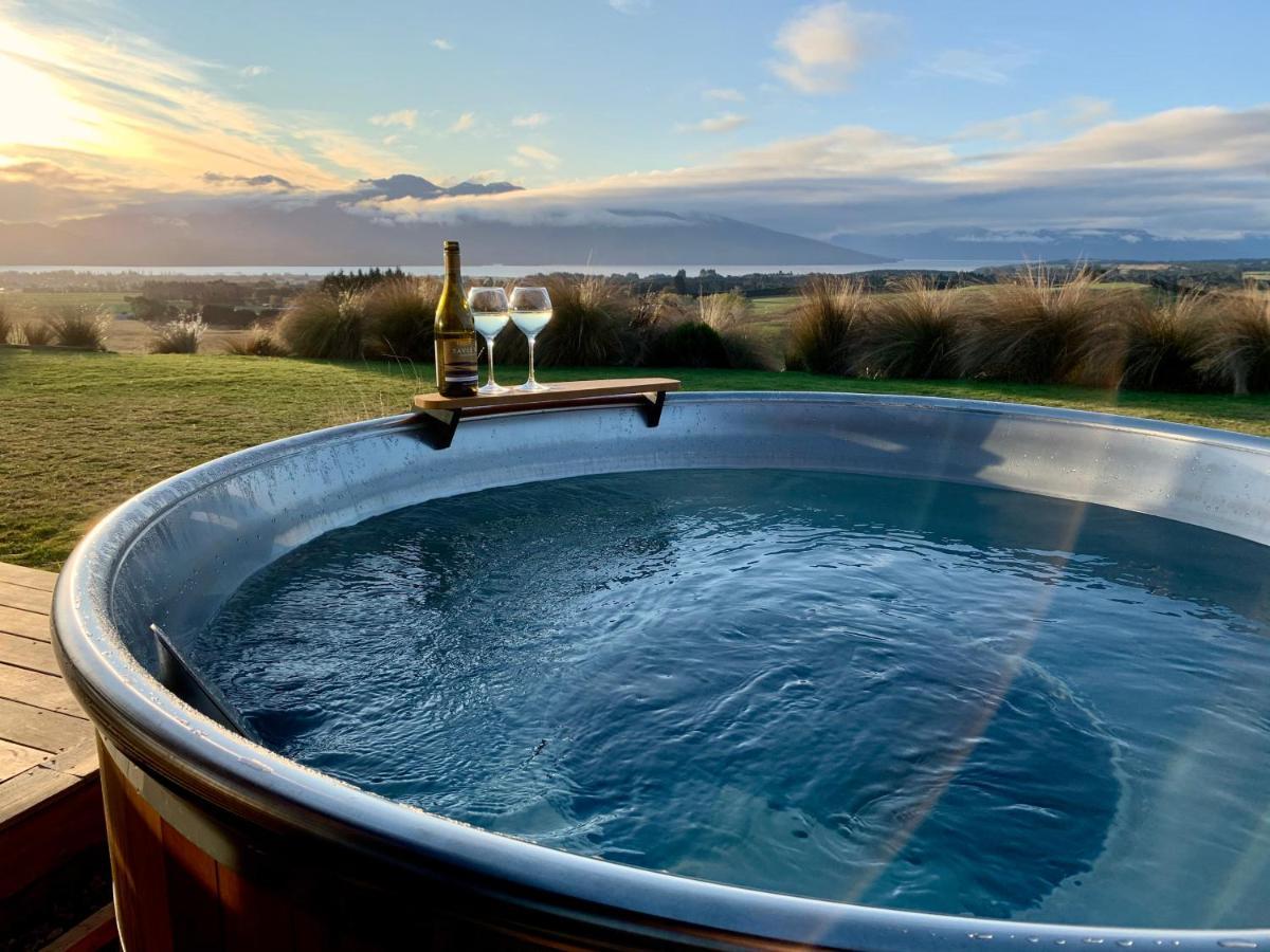 Fiordland Eco-Retreat -- Panoramic Views -- Hot Tub Villa เทอาเนา ภายนอก รูปภาพ