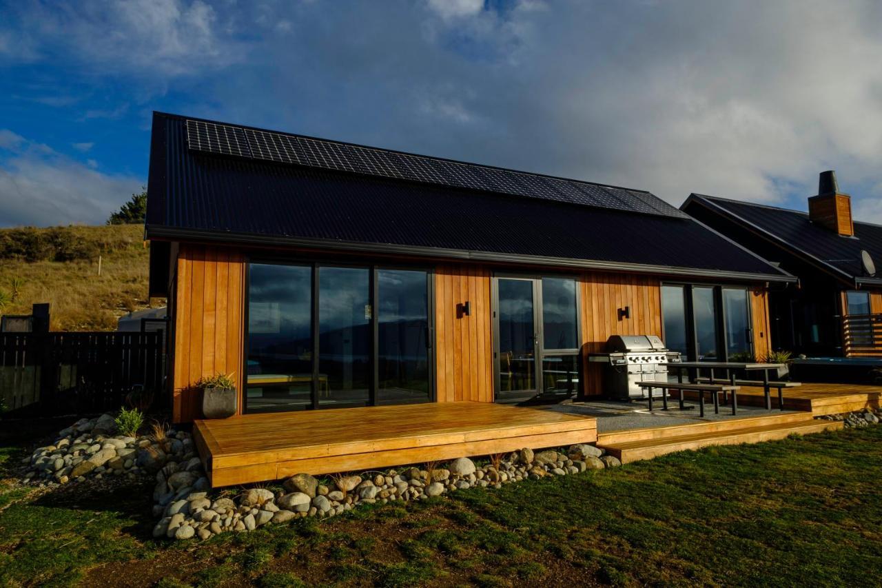 Fiordland Eco-Retreat -- Panoramic Views -- Hot Tub Villa เทอาเนา ภายนอก รูปภาพ