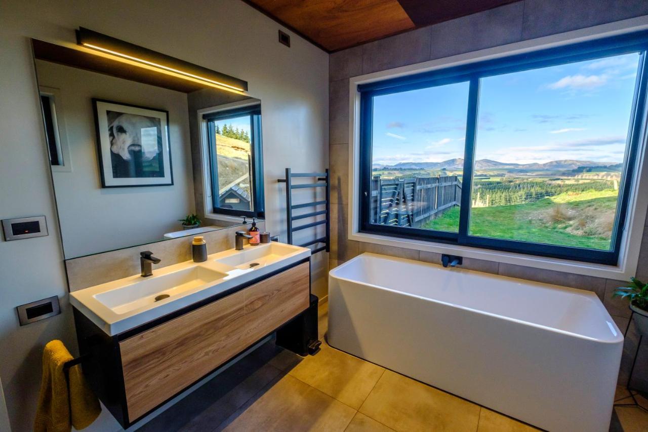 Fiordland Eco-Retreat -- Panoramic Views -- Hot Tub Villa เทอาเนา ภายนอก รูปภาพ