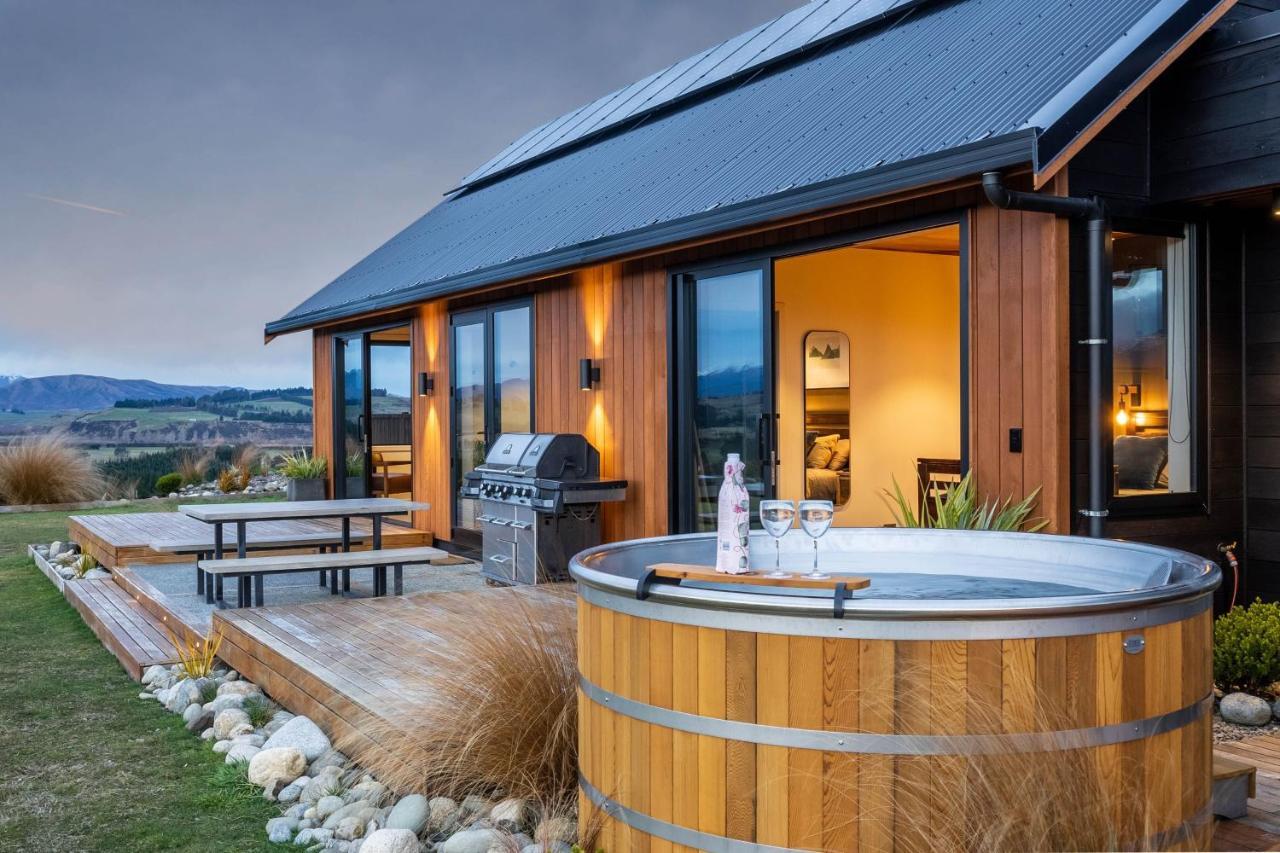 Fiordland Eco-Retreat -- Panoramic Views -- Hot Tub Villa เทอาเนา ภายนอก รูปภาพ