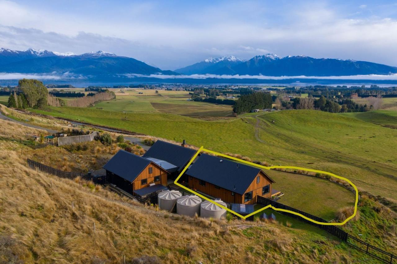 Fiordland Eco-Retreat -- Panoramic Views -- Hot Tub Villa เทอาเนา ภายนอก รูปภาพ