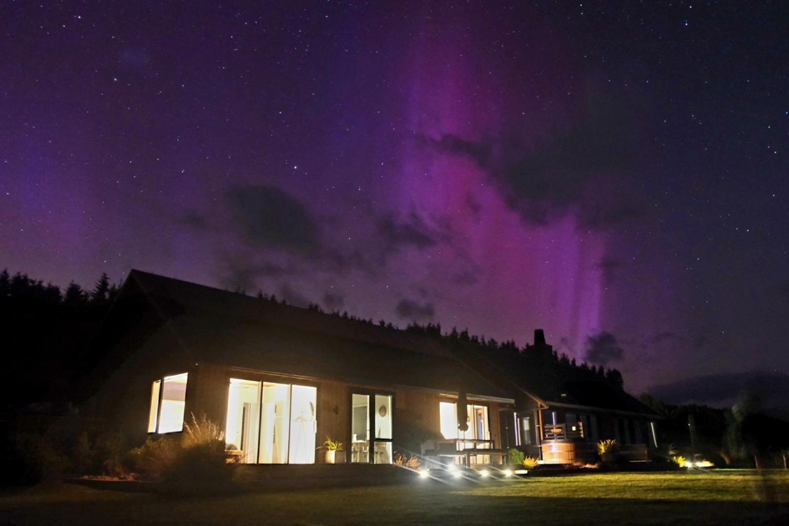 Fiordland Eco-Retreat -- Panoramic Views -- Hot Tub Villa เทอาเนา ภายนอก รูปภาพ