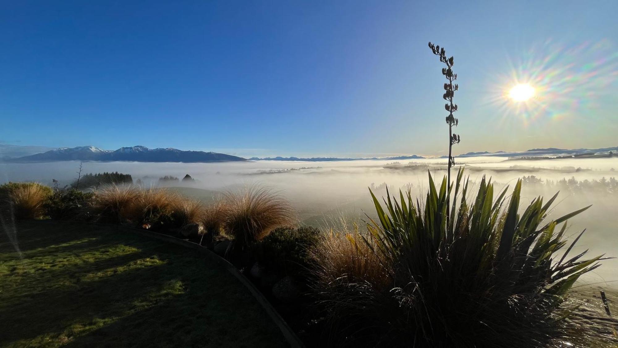 Fiordland Eco-Retreat -- Panoramic Views -- Hot Tub Villa เทอาเนา ภายนอก รูปภาพ