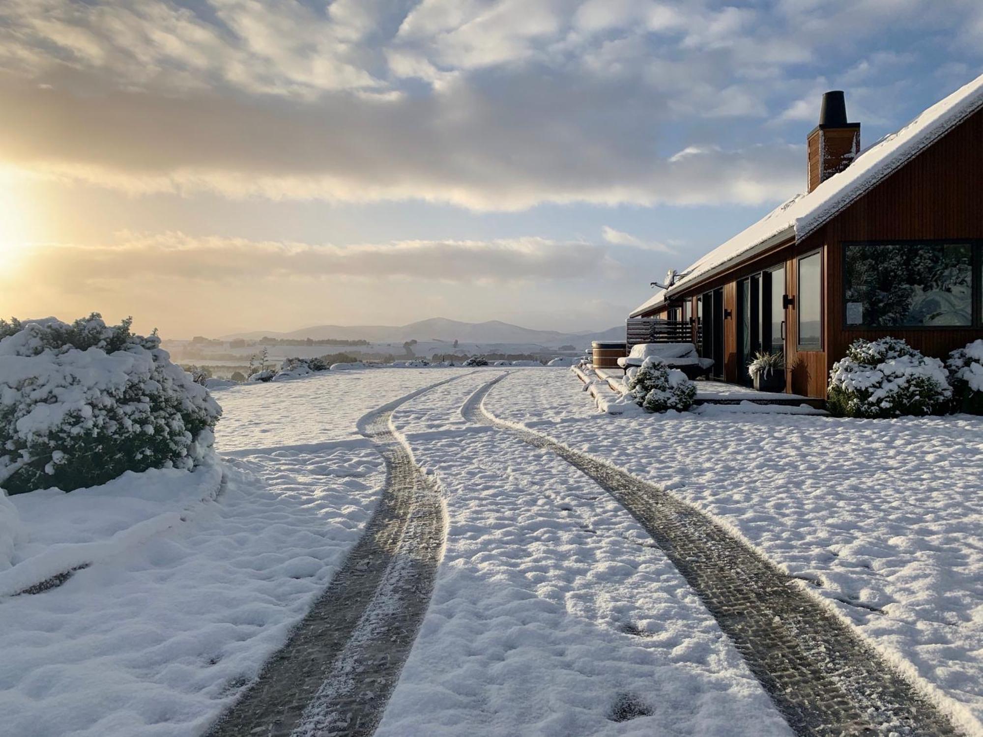 Fiordland Eco-Retreat -- Panoramic Views -- Hot Tub Villa เทอาเนา ภายนอก รูปภาพ