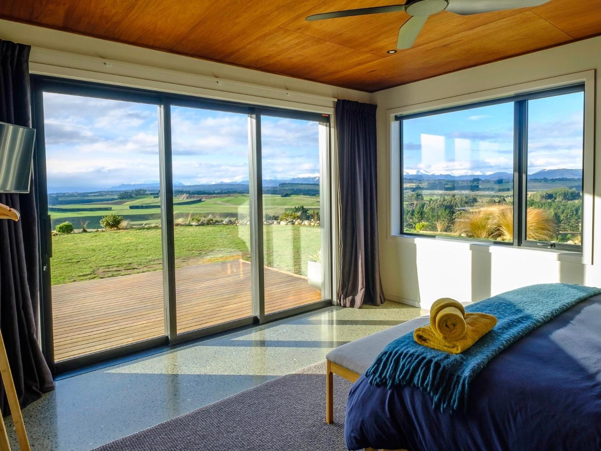 Fiordland Eco-Retreat -- Panoramic Views -- Hot Tub Villa เทอาเนา ภายนอก รูปภาพ